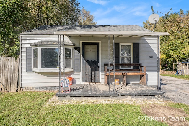 bungalow with a front lawn and a porch