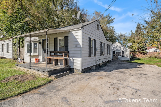 view of front of property featuring covered porch