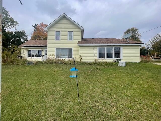 back of house featuring a lawn