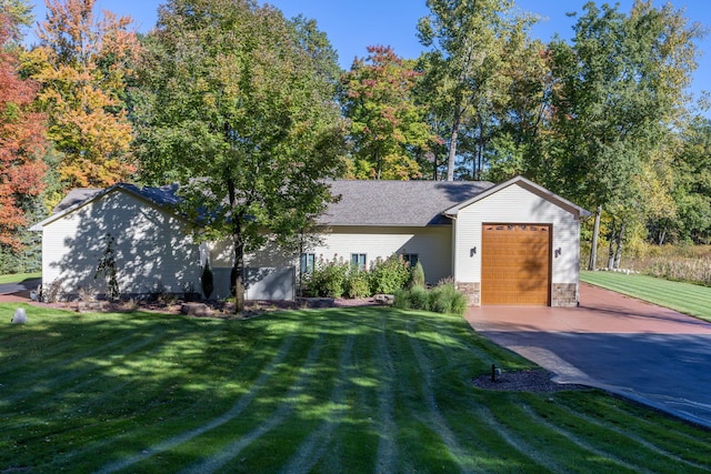 view of front facade featuring a garage and a front yard