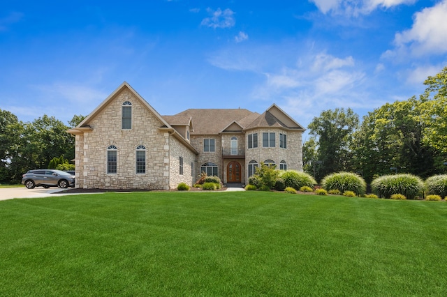 view of front of home featuring a front yard