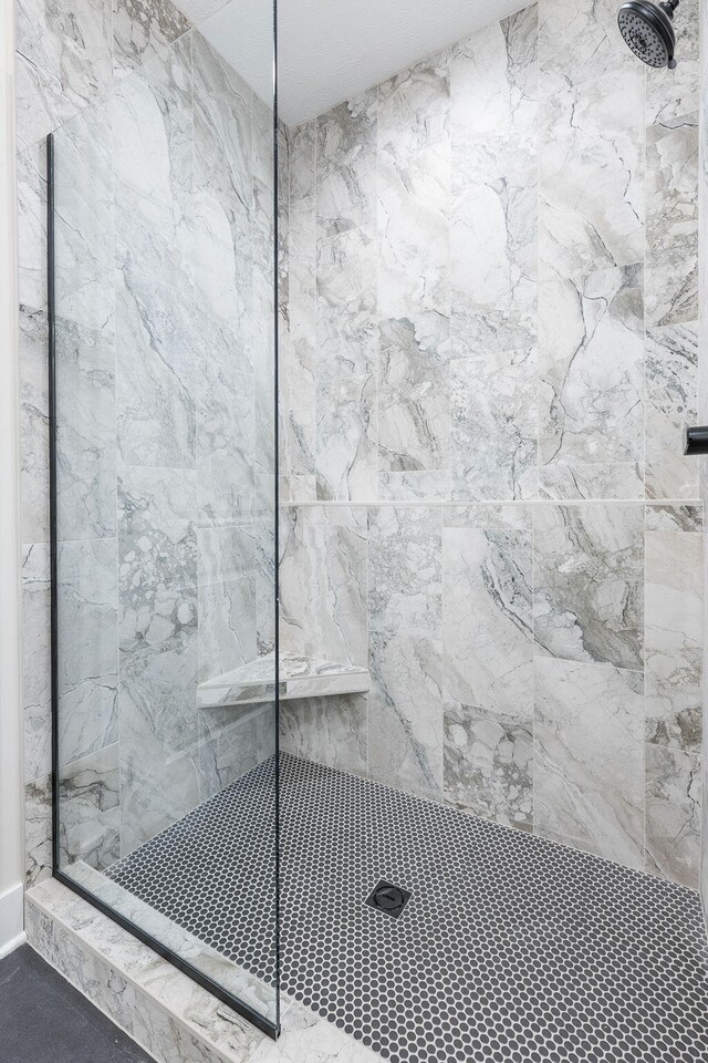 bathroom featuring a tile shower