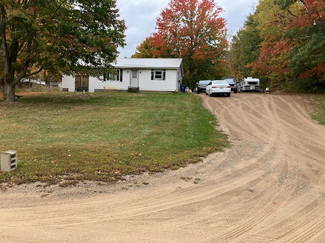 view of front facade featuring a front lawn