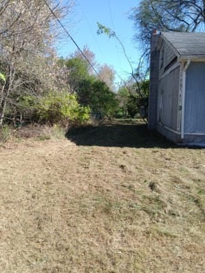 view of yard with a shed