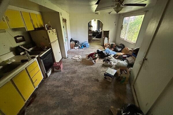 misc room featuring ceiling fan and carpet floors