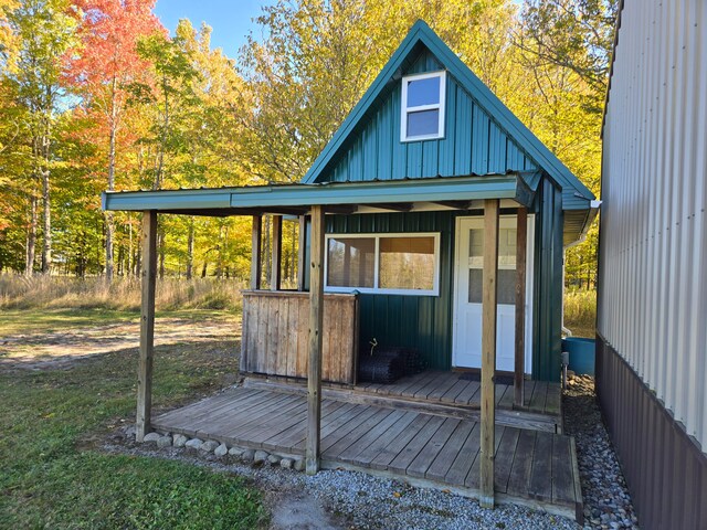 view of outbuilding