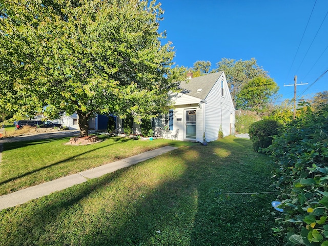 view of front of property featuring a front lawn