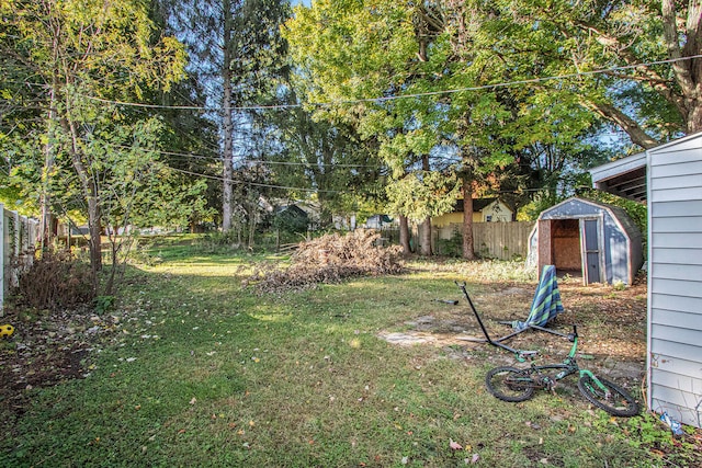 view of yard featuring a shed