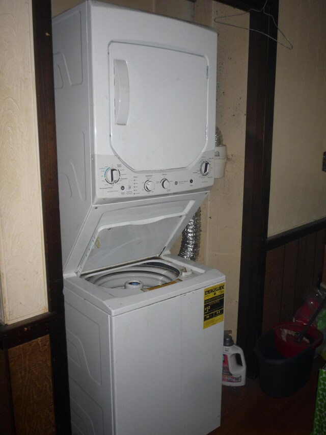 clothes washing area featuring stacked washer / dryer