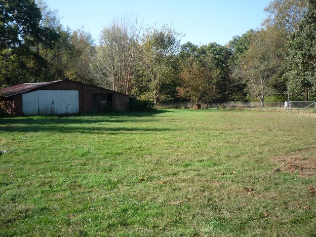 view of yard featuring an outdoor structure