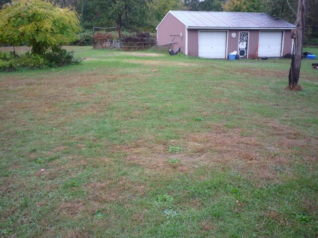 view of yard featuring an outdoor structure and a garage