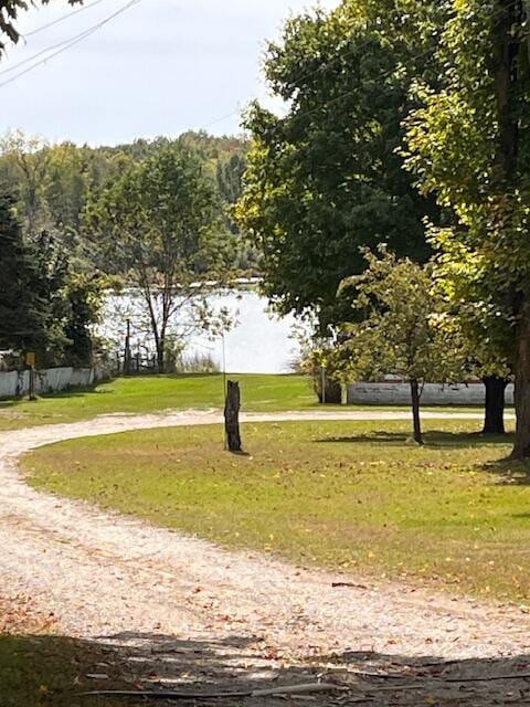 view of property's community featuring a lawn