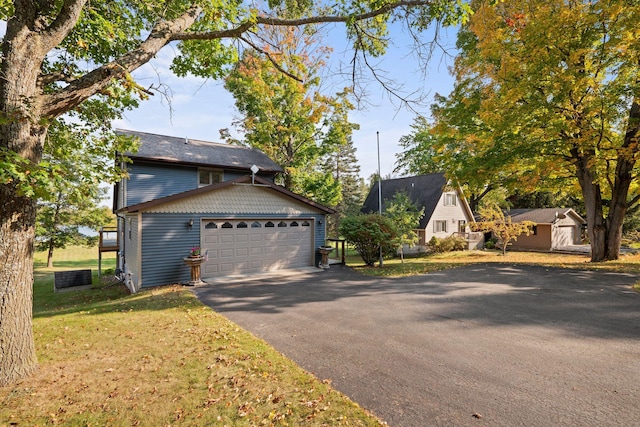 view of front facade featuring a garage and a front yard