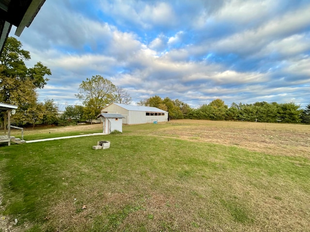 view of yard with an outbuilding