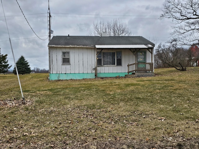 view of front of house featuring a porch and a front lawn