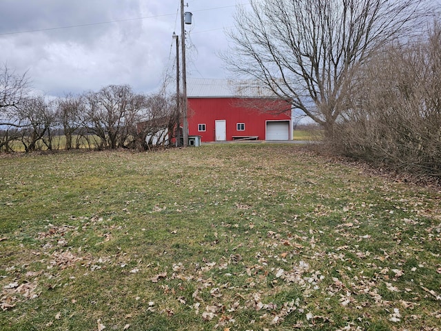 view of yard featuring an outdoor structure