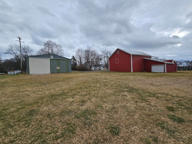 view of yard with an outbuilding and a garage