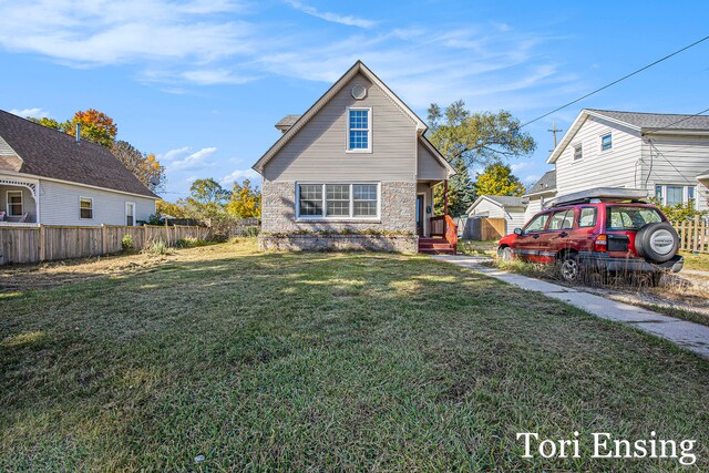 view of front of home featuring a front yard