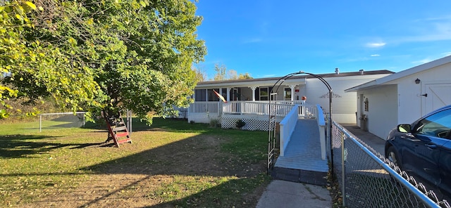 view of front facade featuring a front yard