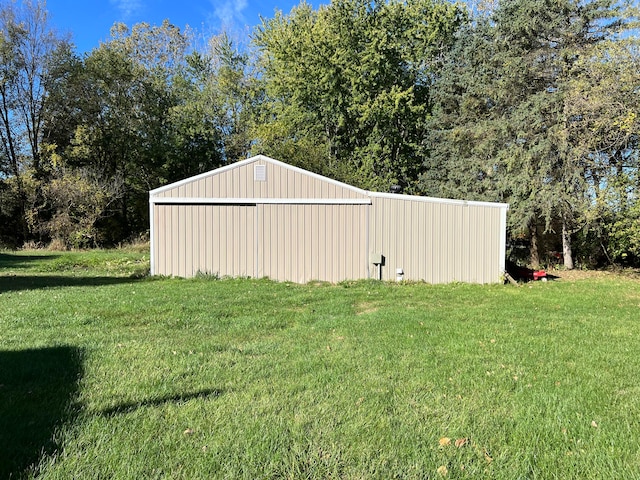 view of outdoor structure featuring a yard