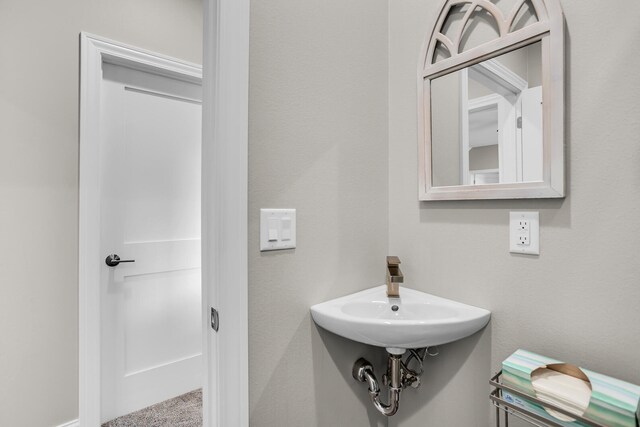 bathroom featuring sink