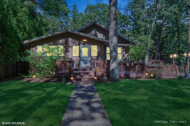 view of front of property featuring a front lawn