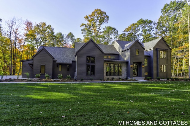 view of front of home featuring a front yard