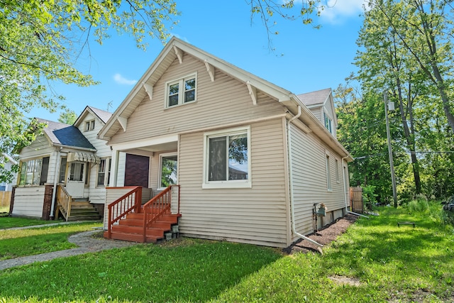 bungalow featuring a front lawn