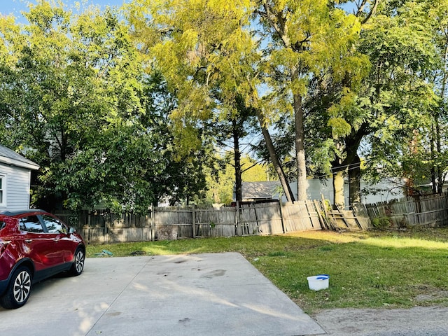 view of yard featuring a patio