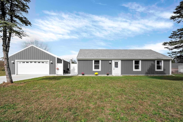 ranch-style house featuring a front lawn and a garage