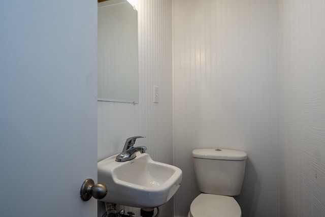 bathroom featuring toilet and sink