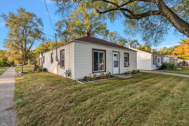 view of front of home featuring a front lawn