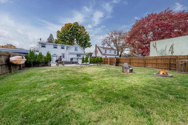 view of yard featuring an outdoor fire pit