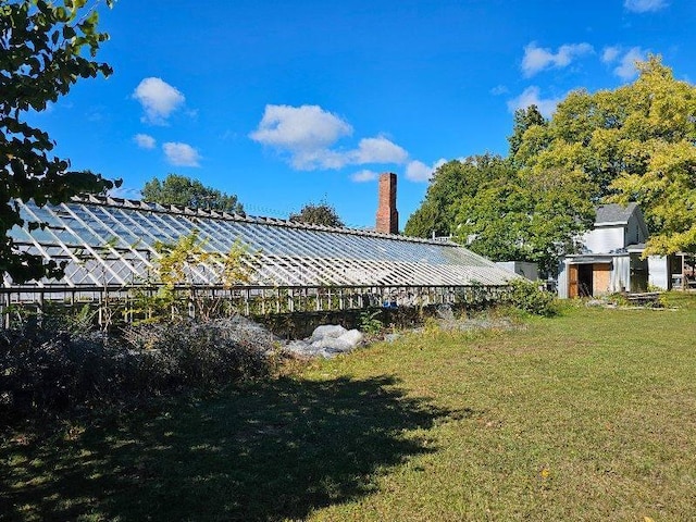 view of swimming pool featuring a yard