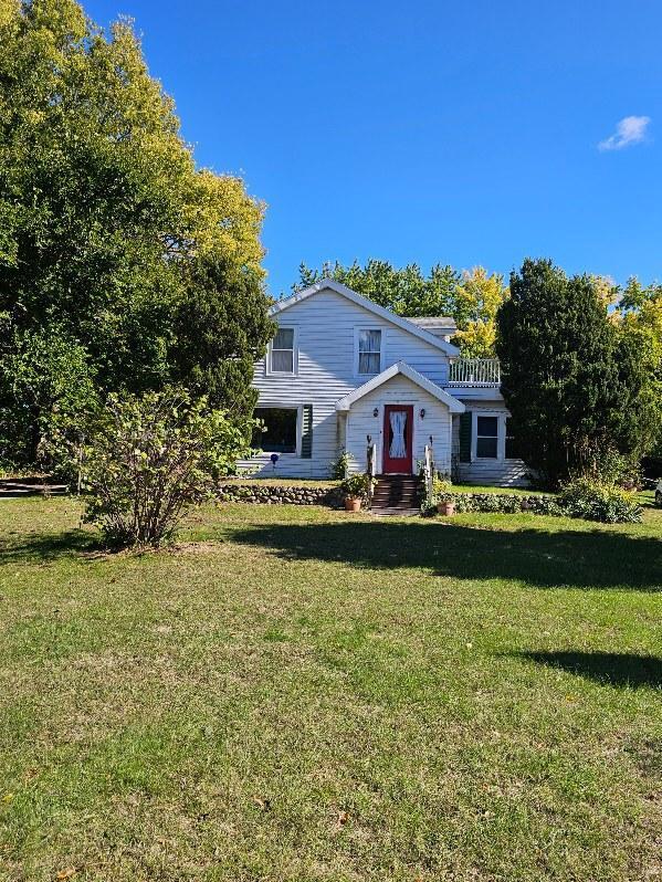 view of front of home with a front lawn