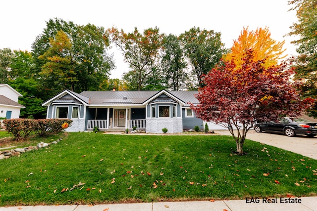 view of front of property featuring a porch and a front lawn