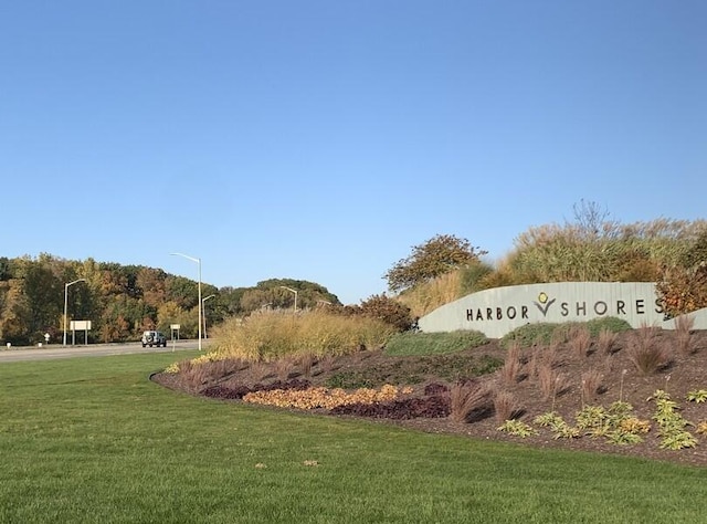 community sign with a lawn