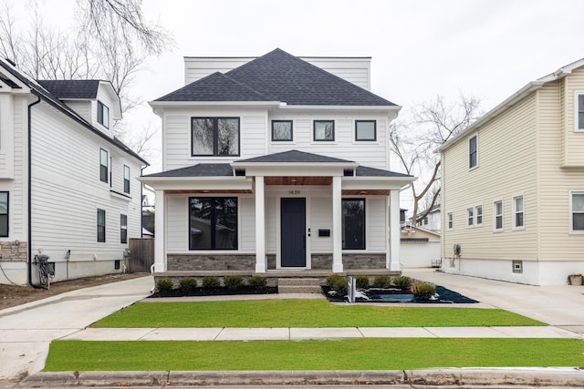 view of front of property featuring a front lawn