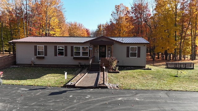 view of front of property featuring a front lawn