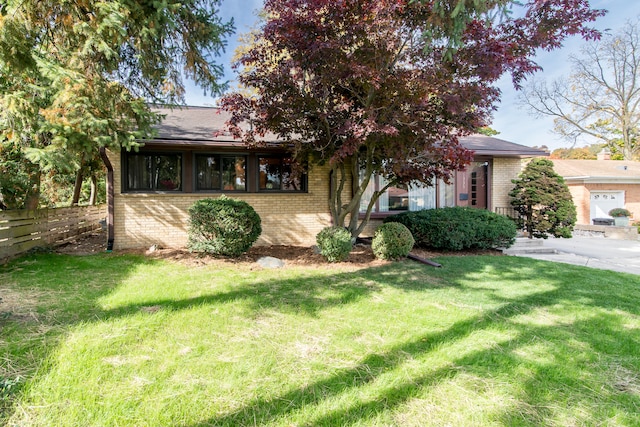 view of front of home featuring a front yard