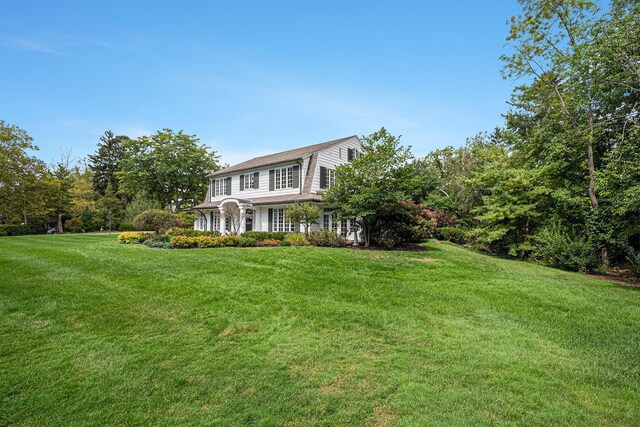 view of front of house featuring a front yard