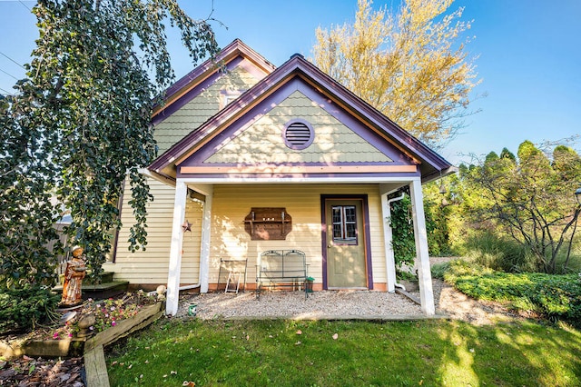 view of front facade featuring a porch and a front lawn