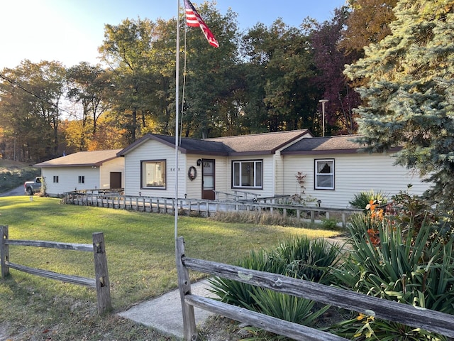 view of front facade with a front lawn