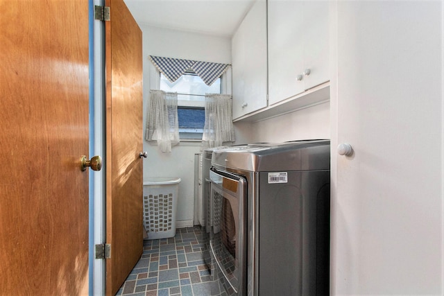 laundry room with cabinets and independent washer and dryer