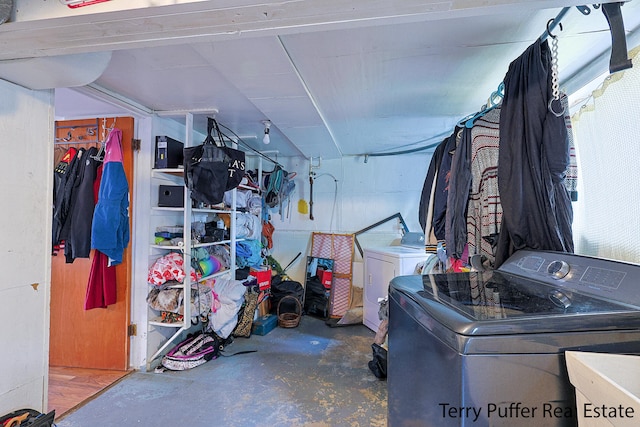 clothes washing area with sink and washer and clothes dryer