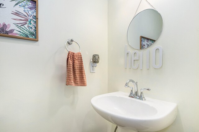 bathroom featuring sink