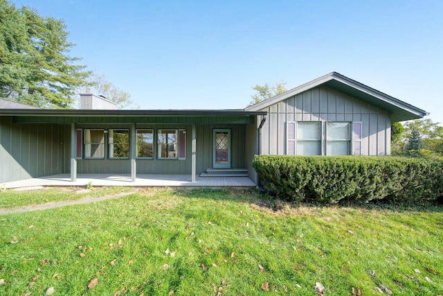 ranch-style home featuring a front yard