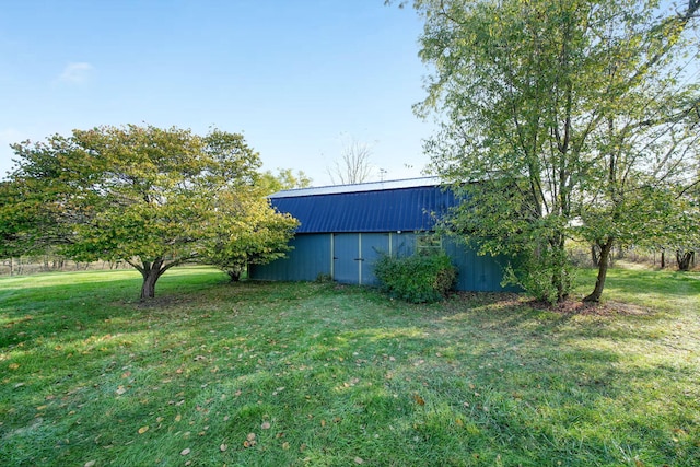 view of yard with an outdoor structure