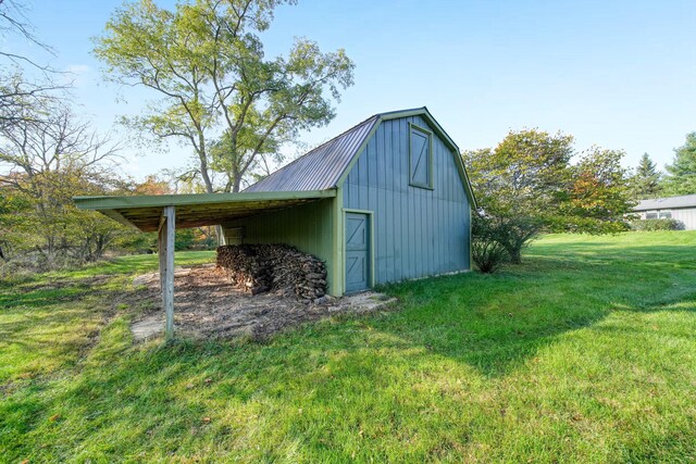 view of outdoor structure with a yard