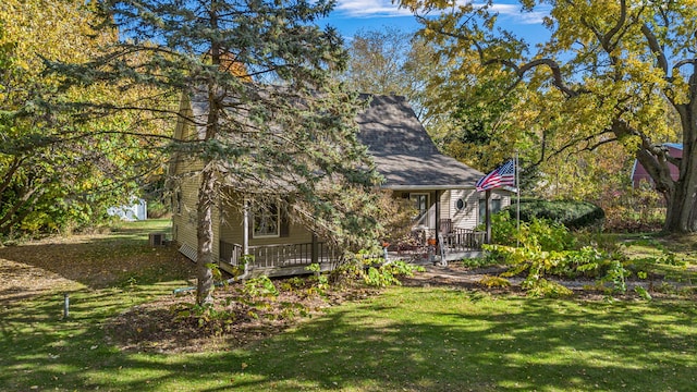 view of front facade featuring a front lawn